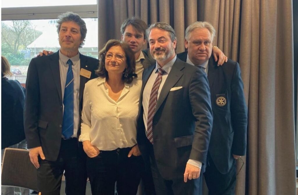 Photo de groupe avec le prince Joachim Murat lors d’une conférence du Rotary Paris Porte d’Orléans