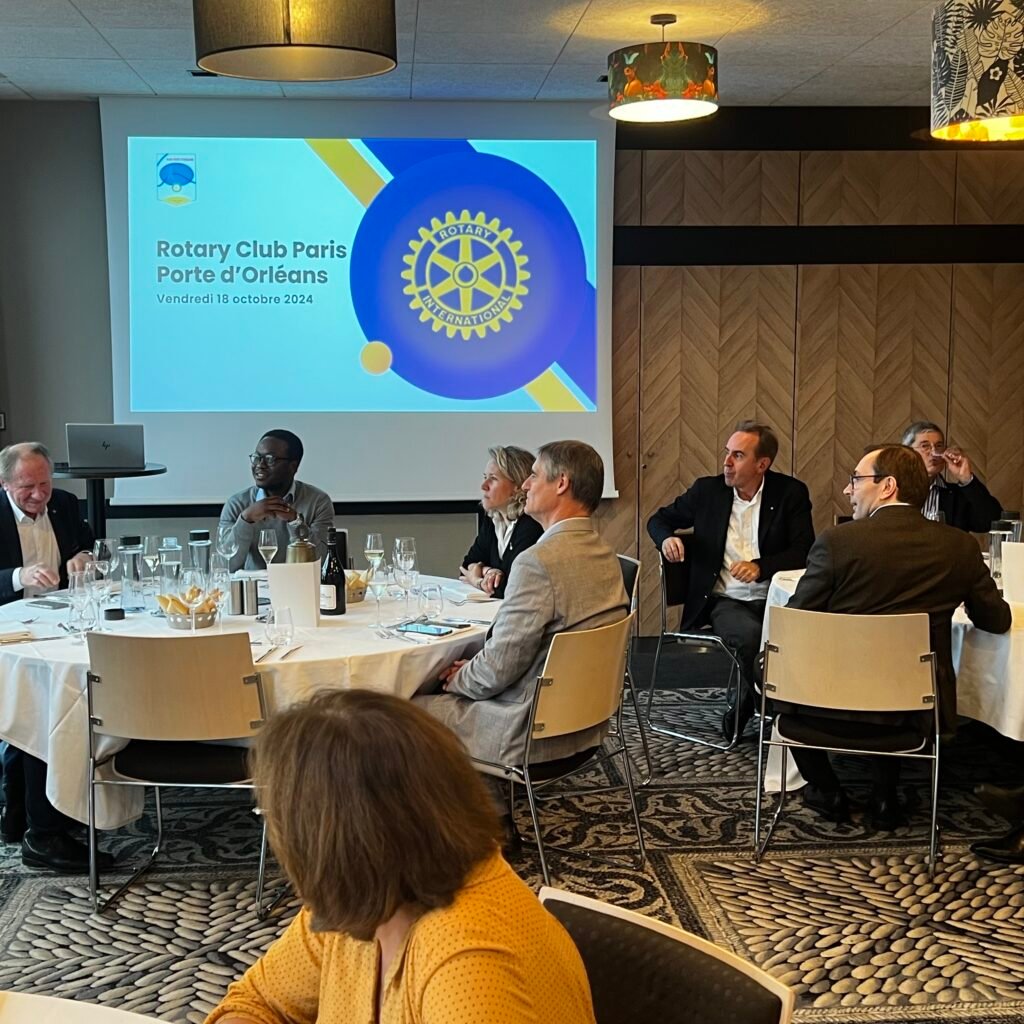 Un intervenant prend la parole devant les participants lors d’une conférence du Rotary Paris Porte d’Orléans