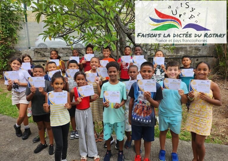 Enfants présentant leurs attestations lors de la Dictée du Rotary