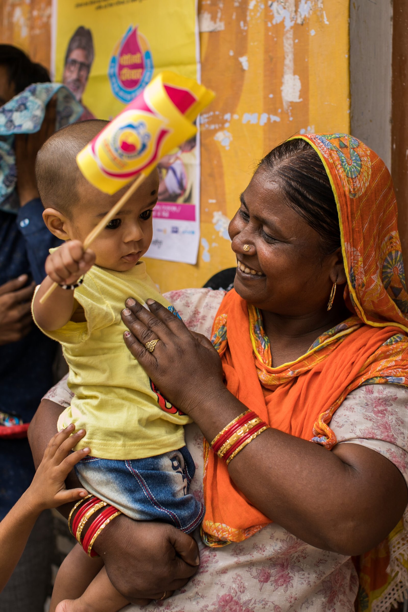 Une mère et son enfant lors d’une campagne de vaccination contre la polio en Inde en 2019