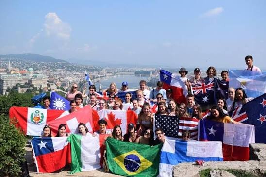 Jeunes du programme Youth Exchange réunis avec les drapeaux de leurs pays
