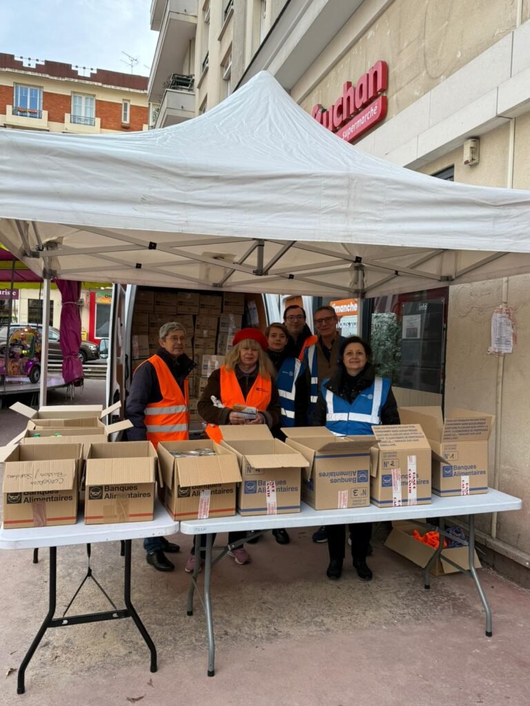 Bénévoles devant les cartons de la Banque Alimentaire à Montrouge