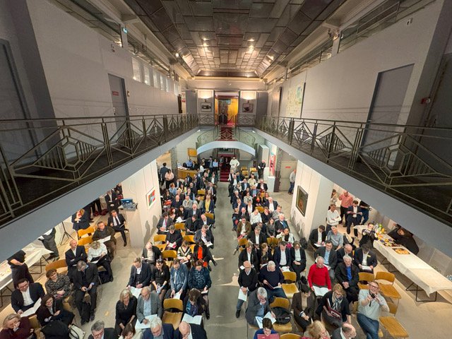 Participants à une vente de vins aux enchères caritative